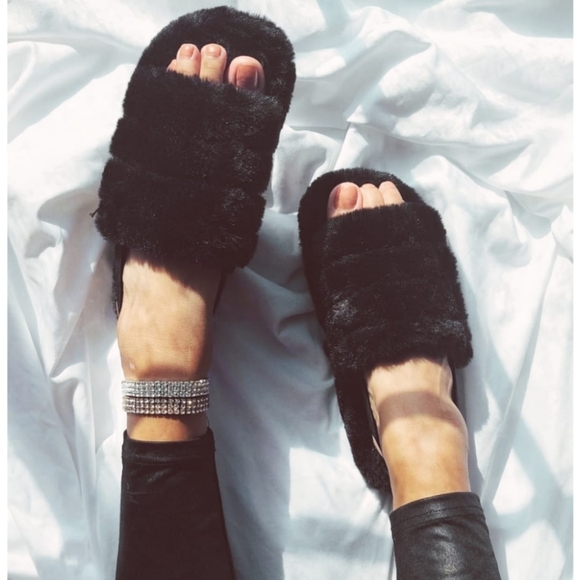 🚨LAST CHANCE// Black fur slides - Picture 2 of 4